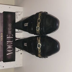 Karl Lagerfeld Nikki black patent, gold chain loafers, sz 7